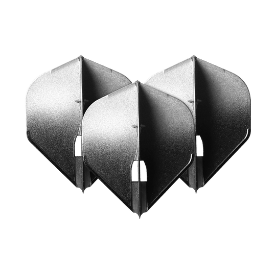 Auf dem Bild sind drei silberfarbene Dart-Flights in Pfeilform zu sehen. Die Flights stehen dicht nebeneinander und haben einen metallischen Glanz.