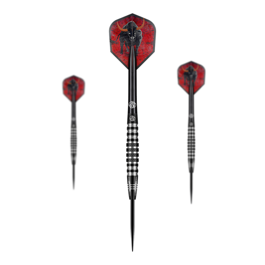 Shot Americana The Wrangler stalowe lotki Das Bild zeigt drei Steeldarts des Produkts „Shot Americana The Wrangler“. Die Flights der Darts sind rot und mit einem schwarzen Stiermotiv verziert.