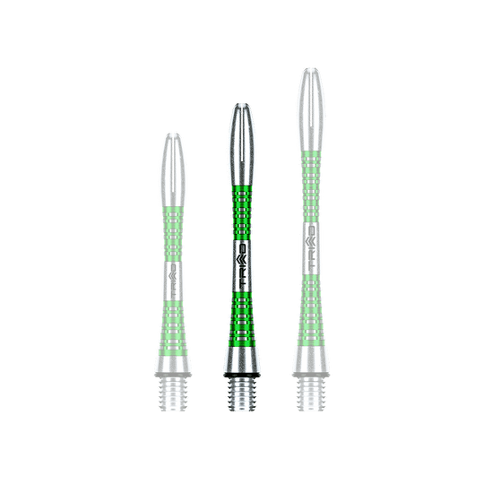 7013-403_Winmau_Triad_Aluminium_Shafts_Gr-n_41mm_1 Das Bild zeigt drei grüne Winmau Triad Aluminium Shafts in verschiedenen Längen. Die Shafts haben ein silbernes und grünes Design mit gerillter Oberfläche.