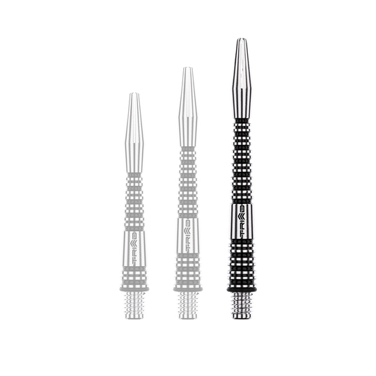 Auf dem Bild sind drei unterschiedlich lange, schwarz-silberne Dartschäfte zu sehen. Sie bestehen aus Aluminium und haben ein gestreiftes, geriffeltes Design.