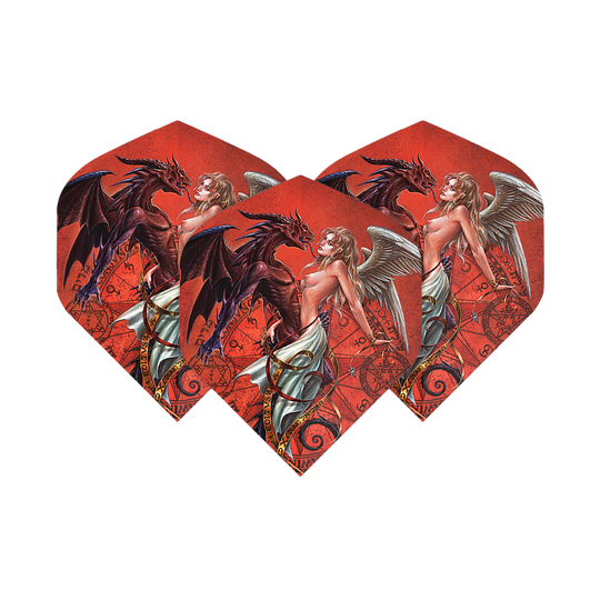 Alchemiczny Ślub Chemiczny Nr 2 Standardowe Loty Das Bild zeigt drei Dartflights mit einem roten Hintergrund und einem fantasievollen Motiv. Auf den Flights sind ein weiblicher Engel und ein Drache abgebildet, die sich gegenüberstehen.