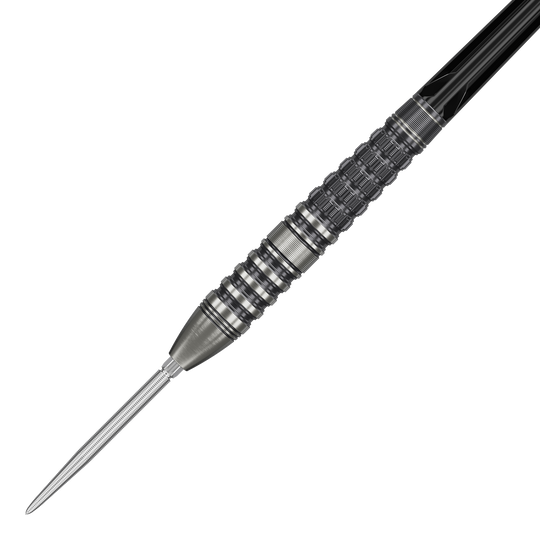 Das Bild zeigt den Target Japan Black Marque Lumiere GEN3 Steeldart. Der Dart hat ein silbernes, fein strukturiertes Barrel mit schwarzen Akzenten und einer scharfen Spitze.