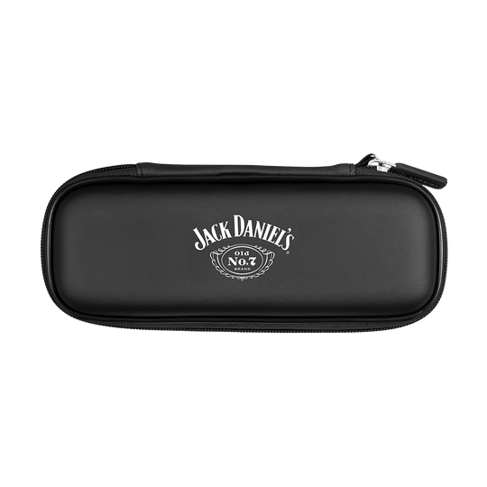Das Bild zeigt ein schlankes, schwarzes Dartcase mit dem Jack Daniel's Logo darauf. Die Tasche hat einen Reißverschluss und ist für den sicheren Transport von Darts gedacht.