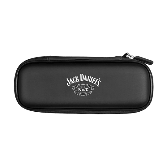 JD7022_Mission_Jack_Daniels_Freedom_Slim_Dartcase_Schwarz_1 Das Bild zeigt ein schlankes, schwarzes Dartcase mit dem Jack Daniel's Logo darauf. Die Tasche hat einen Reißverschluss und ist für den sicheren Transport von Darts gedacht.