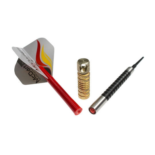 McDart Shaftrestentferner Das Bild zeigt den McDart Shaftrestentferner zusammen mit einem Dartpfeil und einem Dart-Barrel. Das goldfarbene Werkzeug in der Mitte dient zum Entfernen abgebrochener Shafts aus dem Dart-Barrel.