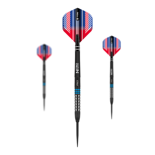 Niebieskie stalowe lotki Red Dragon Vengeance Das Bild zeigt drei Steeldarts des Produkts 'Red Dragon Vengeance Blue'. Die Darts haben schwarze Spitzen, silberne Griffe mit blauen Ringen und auffällige Flights in Rot, Blau und Weiß.