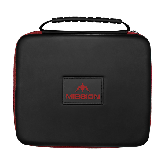Portfel Mission Luxor Dart Die Abbildung zeigt eine schwarze Tasche mit einem Henkel und rotem Reißverschluss. Auf der Vorderseite befindet sich ein rechteckiges Logo mit der Aufschrift „MISSION“ in Rot.