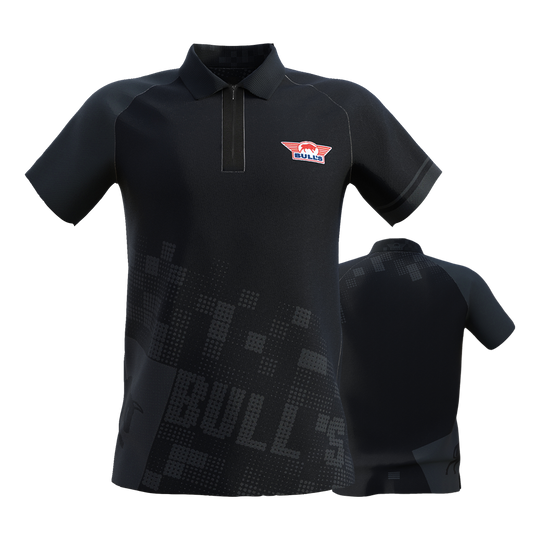 BU69610_BullsNL_Plain_Black_Dart_Poloshirt_0 Das Bild zeigt das "Bulls NL Plain Black Dart Poloshirt" in schwarzer Farbe mit einem dezenten Muster. Auf der Vorderseite befindet sich ein kleines Bulls-Logo auf der linken Brust.