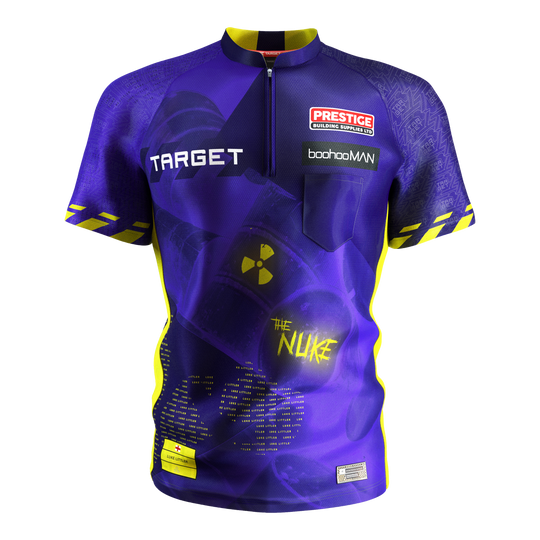 Koszulka do darta Target Coolplay Luke Littler 2025 Das Bild zeigt das "Target Coolplay Luke Littler 2025 Dartshirt" in leuchtenden Lila- und Gelbtönen. Auf dem Shirt sind verschiedene Logos, Schriftzüge und ein auffälliges Symbol mit der Aufschrift „The Nuke“ zu sehen.