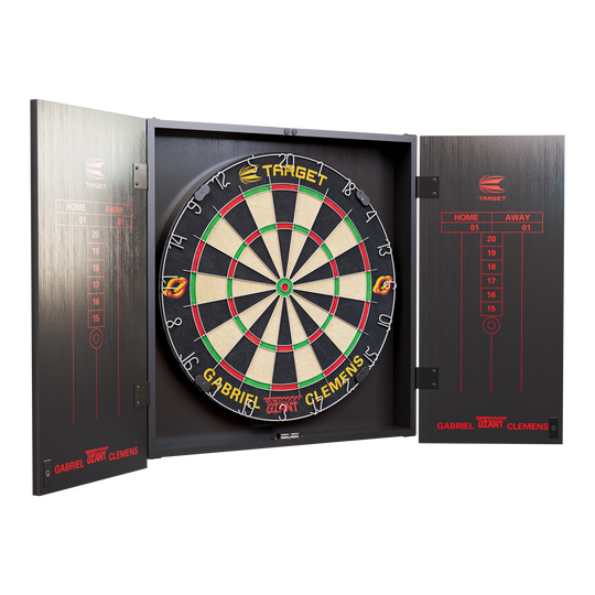 Das Bild zeigt das "Target Gabriel Clemens Kabinet Dartboard Set" mit einem Dartboard in einem schwarzen Schrank. Auf den Innenseiten der Türen befinden sich Punktetafeln und der Name Gabriel Clemens ist auf dem Dartboard zu sehen.
