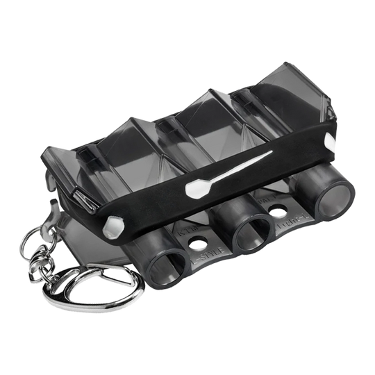 Das Bild zeigt das Produkt "L-Style Krystal Flight Case" in transparenter schwarzer Farbe. Es handelt sich um ein kompaktes Etui mit Schlüsselanhänger zur Aufbewahrung von Dart-Flights.