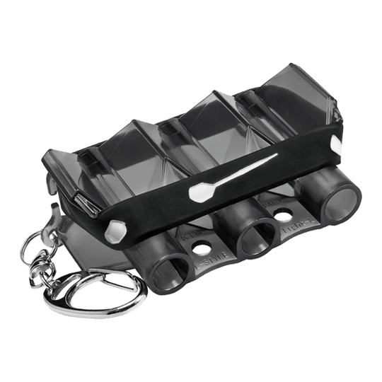 Walizka transportowa Krystal w stylu L – przezroczysta czerń Das Bild zeigt das Produkt "L-Style Krystal Flight Case" in transparenter schwarzer Farbe. Es handelt sich um ein kompaktes Etui mit Schlüsselanhänger zur Aufbewahrung von Dart-Flights.