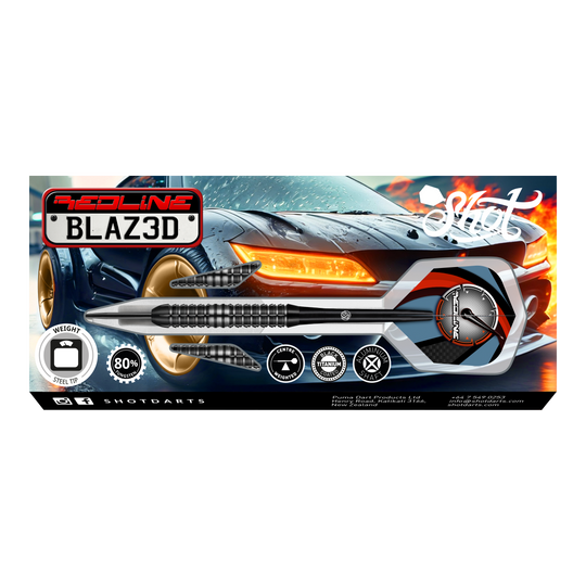 Strzały Redline Blazed Steel Darts Das Bild zeigt die Verpackung der "Shot Redline Blazed Steeldarts" vor einem sportlichen Auto mit leuchtenden Scheinwerfern. Auf der Verpackung sind die Darts sowie verschiedene Produktsymbole und Informationen sichtbar.
