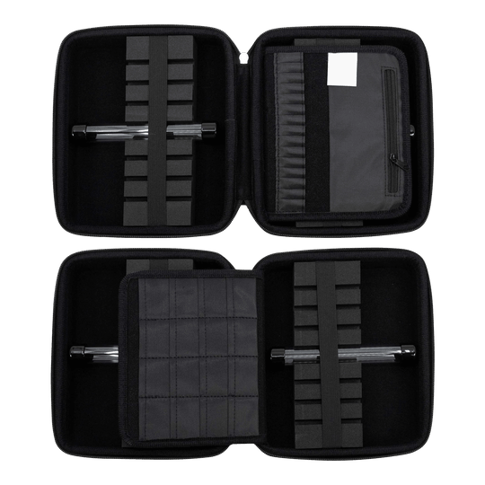 Portfel GOAT Locker XXL Dart Das Bild zeigt das geöffnete GOAT Locker XXL Dartwallet mit mehreren Fächern und Halterungen für Dartzubehör. Die Darttasche ist schwarz und bietet viel Platz zur sicheren Aufbewahrung.