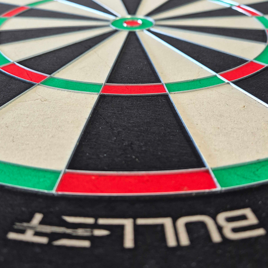 Hier sieht man das Bullet Apex Steeldartboard. Das Produkt wird von der Seite präsentiert.