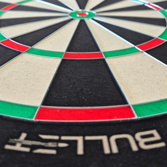 Stalowa tarcza do darta Bullet Apex Hier sieht man das Bullet Apex Steeldartboard. Das Produkt wird von der Seite präsentiert.