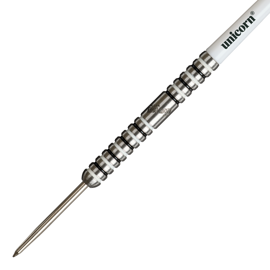 Unicorn Callan Rydz The Riot Phase 2 stalowe lotki Das Bild zeigt einen silbernen Steeldart mit auffälligen Rillen und dem Markennamen "Unicorn" auf dem weißen Schaft. Es handelt sich um das Modell "Unicorn Callan Rydz The Riot Phase 2 Steeldarts".