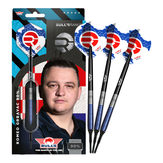 Bulls NL Romeo Grbavac miękkie lotki - 19g Das Bild zeigt das Produkt "Bulls NL Romeo Grbavac Softdarts- 19g" mit einer Verpackung, auf der ein Porträt des Spielers abgebildet ist. Neben der Verpackung sind drei Softdarts mit blau-schwarzen Schäften und auffälligen Flights zu sehen.