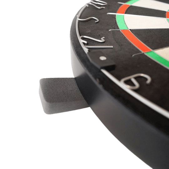 Hier ist das Karella Dartboard BullOut Set mit zwei Sätzen Steeldarts abgebildet. Das Set eignet sich für Dartspieler aller Erfahrungsstufen.