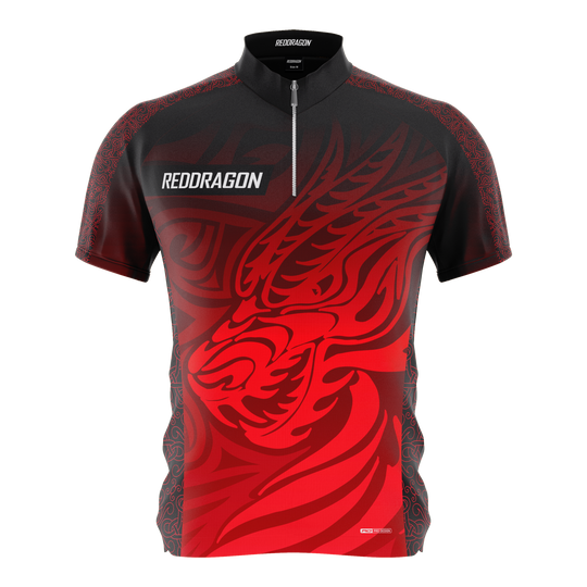 Abgebildet ist das Red Dragon Jonny Clayton Limited Edition Dartshirt. Dieses Dartshirt ist eine exklusive Sonderedition für Fans und Spieler.