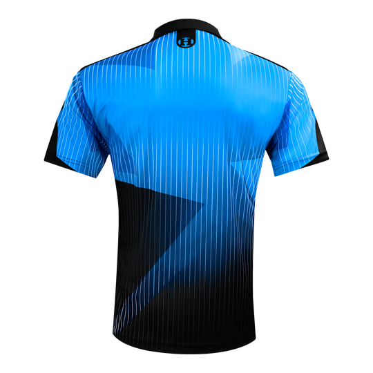 Harrows Shard Dartshirt - Blau Das Bild zeigt ein blaues Dartshirt mit schwarzen Akzenten und feinen weißen Streifen. Auf der Rückseite befindet sich oben ein kleines Harrows-Logo am Kragen.