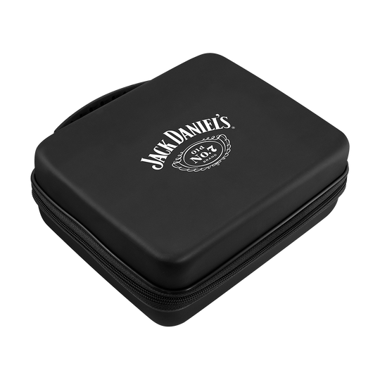 Das Bild zeigt ein schwarzes Dartcase mit dem Jack Daniel's Logo darauf. Das Etui ist rechteckig und hat einen Reißverschluss.