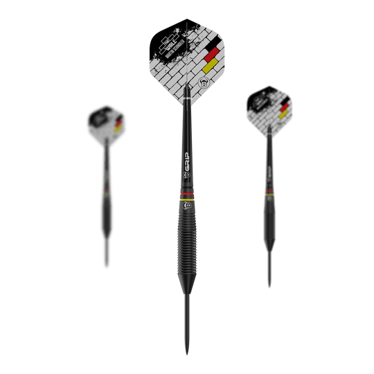 Byki Martin Schindler The Wall Black Brass Steeldarts Das Bild zeigt drei schwarze Steeldarts der Marke "Bulls Martin Schindler The Wall Black Brass". Die Flights sind mit einem weißen Mauersteinmuster und den Farben der deutschen Flagge verziert.