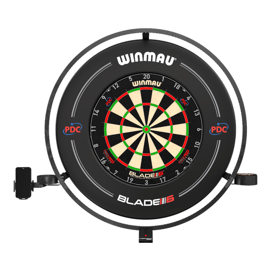 Zestaw akcesoriów plazmowych Winmau Das Bild zeigt das Produkt "Winmau Plasma Zubehör Set" mit einer Dartscheibe und einem umgebenden LED-Leuchtring. Das Set ist für professionelles Dartspielen geeignet und trägt das PDC-Logo.