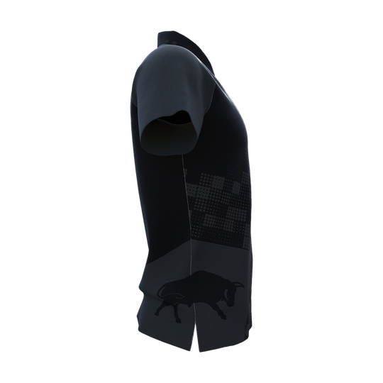 BU69610_BullsNL_Plain_Black_Dart_Poloshirt_4 Das Bild zeigt ein schwarzes Dart-Poloshirt mit kurzem Ärmel. Auf der unteren Seite befindet sich ein stilisiertes Stier-Motiv.