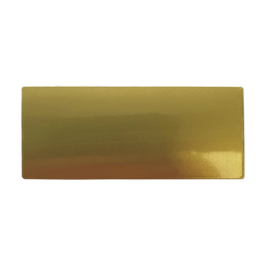 P-Schild_McDart_Pokalschild_mit_Wunschtext_4 Auf dem Bild ist ein rechteckiges, goldenes Pokalschild zu sehen. Das Schild kann mit individuellem Wunschtext graviert werden.