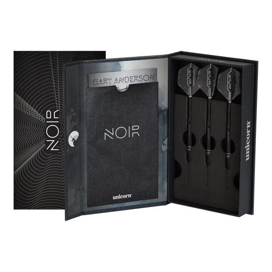 Mistrz Świata Jednorożców Gary Anderson Noir Phase 6 Steeldarts Das Bild zeigt eine elegante schwarze Verpackung mit drei Steeldarts, die als "Unicorn World Champion Gary Anderson Noir Phase 6" bezeichnet werden. Die Darts und die Schachtel sind modern und hochwertig gestaltet.