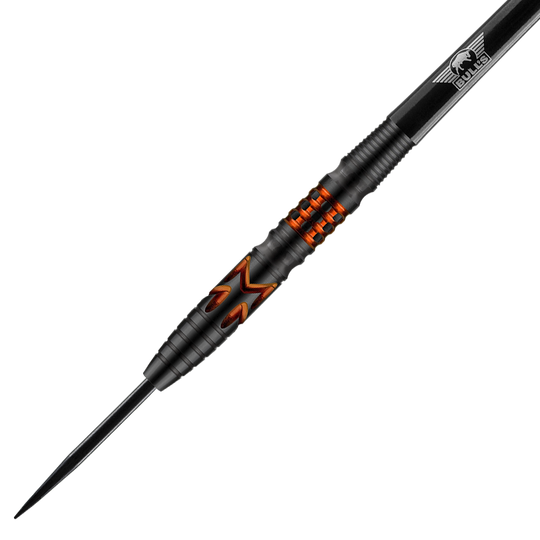 Auf dem Bild ist ein schwarzer Steeldart mit orangefarbenen Akzenten zu sehen. Der Dart trägt das Logo von Bulls und hat ein modernes, geriffeltes Design.