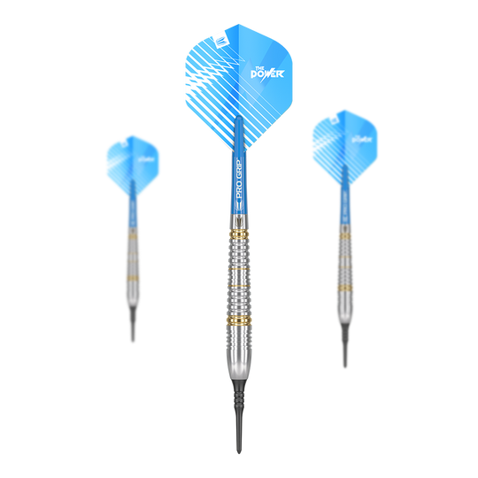 Das Bild zeigt drei Softdarts des Modells "Target Phil Taylor Brass Softdarts - 18g". Die Darts haben blaue Flights mit weißem Muster und einen silbernen, geriffelten Schaft.