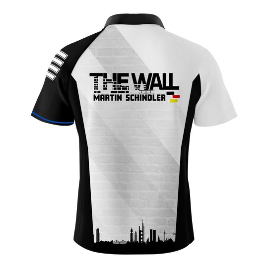 Koszulka Bulls Martin Schindler The Wall z lotkami Das Bild zeigt das "Bulls Martin Schindler The Wall Dartshirt" von hinten. Auf dem Shirt steht "THE WALL MARTIN SCHINDLER" mit einer kleinen Deutschlandflagge und einer Stadtsilhouette darunter.