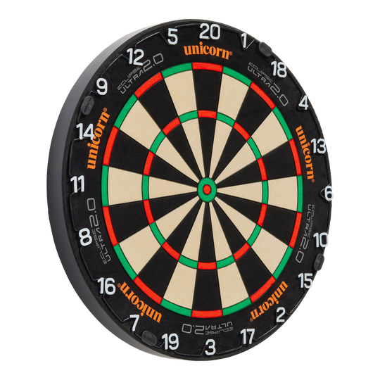 Das Bild zeigt eine Unicorn Eclipse Ultra 2.0 Steeldartboard. Die Dartscheibe hat ein klassisches Design mit schwarzen, weißen, roten und grünen Segmenten.