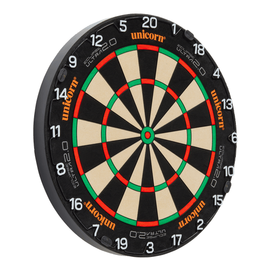 Stalowa tarcza do darta Unicorn Eclipse Ultra 2.0 Das Bild zeigt eine Unicorn Eclipse Ultra 2.0 Steeldartboard. Die Dartscheibe hat ein klassisches Design mit schwarzen, weißen, roten und grünen Segmenten.