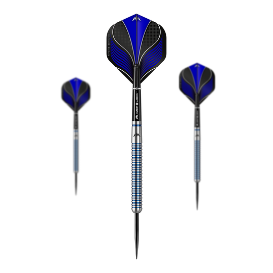 Das Bild zeigt drei Steeldarts mit blauen Flights und silber-blauen Schäften. Der mittlere Dart ist frontal abgebildet, während die beiden anderen leicht seitlich zu sehen sind.