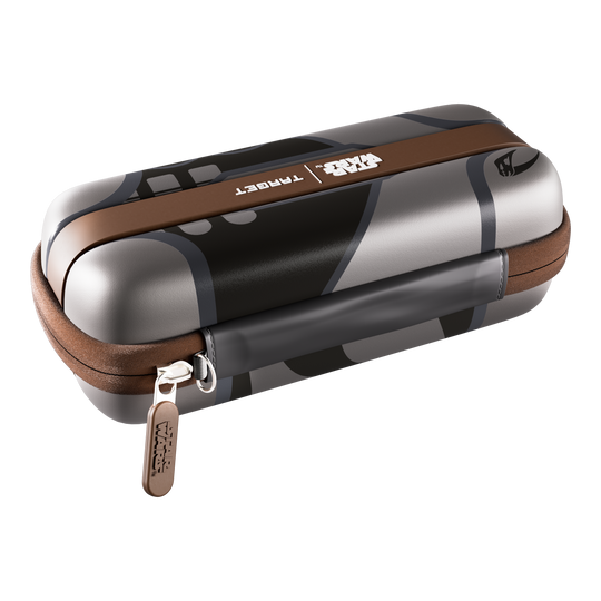 Etui na strzałki Boa Target Star Wars - Mandalorian Das Bild zeigt das Target Star Wars Boa Dartcase - Mandalorian. Es handelt sich um ein Dartetui mit einem Star Wars Mandalorian Motiv.