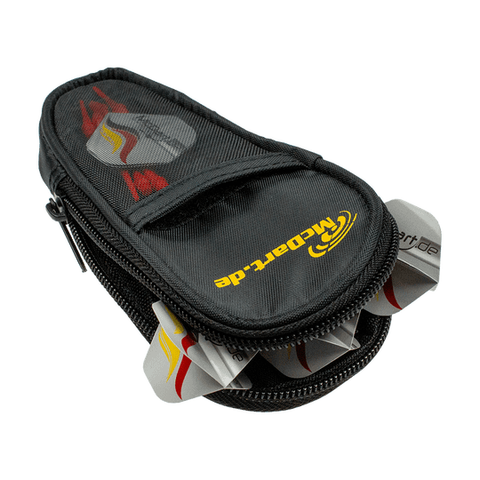 723_McDart_Slim_Case_Darttasche_Schwarz_5 Die Abbildung zeigt das Produkt "McDart Slim Case Darttasche - Schwarz". Die schwarze Darttasche hat einen Reißverschluss und bietet Platz für mehrere Dartpfeile.
