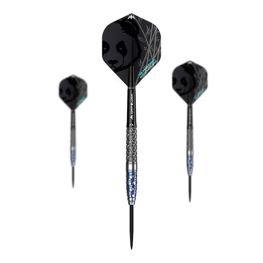 Das Bild zeigt drei Steeldarts des Modells "Mission Xiaochen Zong Pandaman" mit einem Gewicht von 22g. Die Flights der Darts sind schwarz und zeigen das Gesicht eines Pandas.