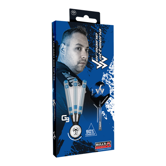 Bulls Jermaine Wattimena Generation 3 Soft Darts - 20g Die Abbildung zeigt die Verpackung der Bulls Jermaine Wattimena Generation 3 Softdarts mit 20g Gewicht. Auf der Verpackung sind drei Darts sowie ein Porträt von Jermaine Wattimena und der Hinweis auf 90 % Tungsten zu sehen.