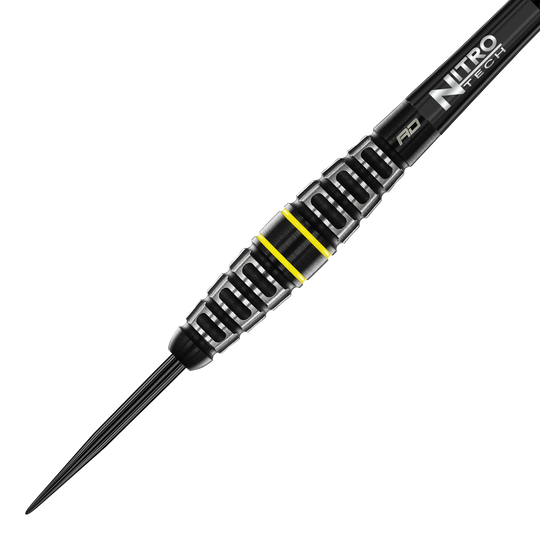 Rzutki stalowe Red Dragon Astraeus Q4X Torpedo Das Bild zeigt den Red Dragon Astraeus Q4X Torpedo Steeldart. Der Dart hat ein schwarzes Design mit silbernen Rillen und gelben Akzenten.