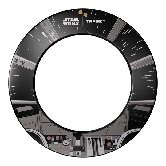 Dieses Bild stellt das Target Star Wars Millennium Falcon Surround Board Bundle dar. Das Design kombiniert klassische Dartscheiben mit Details des Millennium Falcon aus Star Wars.