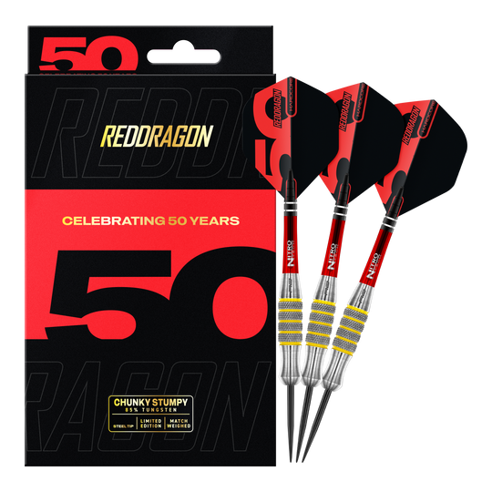 Das Bild zeigt eine Packung der "Red Dragon 50 Year Collection Chunky Stumpy 7 Steeldarts - 28g". Neben der Verpackung sind drei rote und schwarze Steeldarts abgebildet.