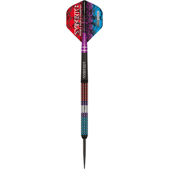 RD2550_Red_Dragon_Peter_Wright_Snakebite_Spirit_Steeldarts_1ByQKcje84u67n Das Bild zeigt einen bunten Steeldartpfeil mit der Aufschrift "Snakebite" auf dem Flight. Der Pfeil hat ein auffälliges Design in Rot, Blau, Lila und Schwarz.