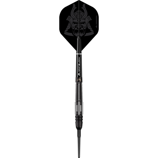 Das Bild zeigt einen Mission Kuro Model 4 Softdartpfeil. Der Dartpfeil ist schwarz und hat ein Flight mit einem Samurai-Design.