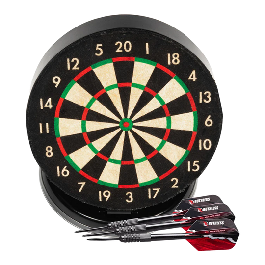 Zestaw do darta Ruthless Mini Desktop Das Bild zeigt das Produkt "Ruthless Mini Desktop Dartboard Set" mit einer kleinen Dartscheibe. Vor der Scheibe liegen drei schwarze Dartpfeile mit roten Flights.