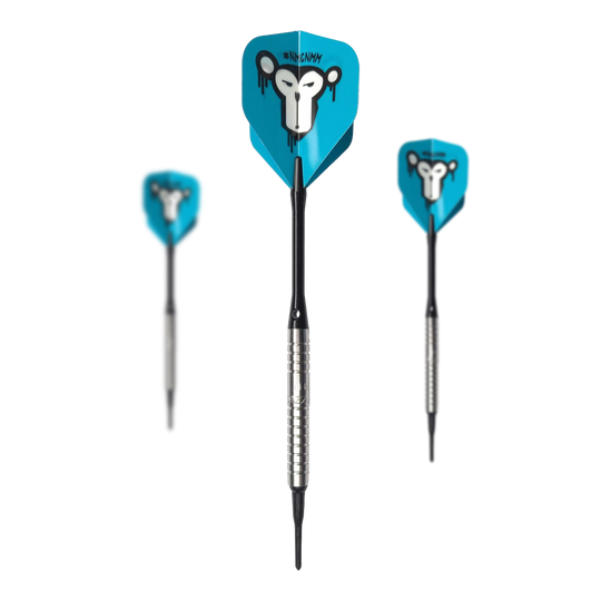 McDart 85 Tungsten V15 Softdarts - 16,5g Das Bild zeigt drei Softdarts des Modells "McDart 85er Tungsten V15" mit einem Gewicht von 16,5g. Die Flights sind blau und haben ein auffälliges Affengesicht als Motiv.