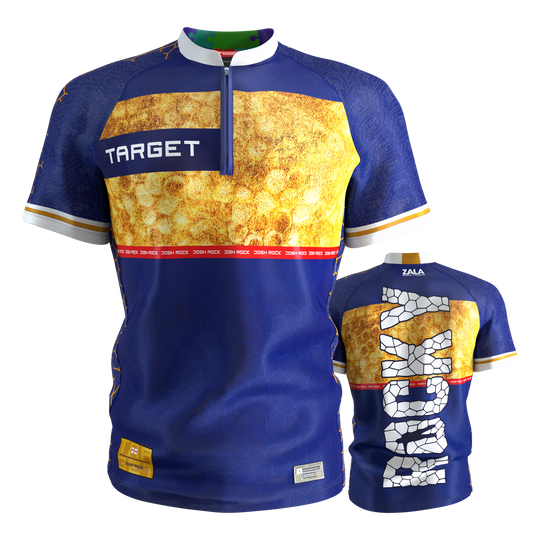 Das Target Coolplay Josh Rock Dartshirt 2025 ist auf dem Bild dargestellt. Es ist ein offizielles Dartshirt für das Jahr 2025.