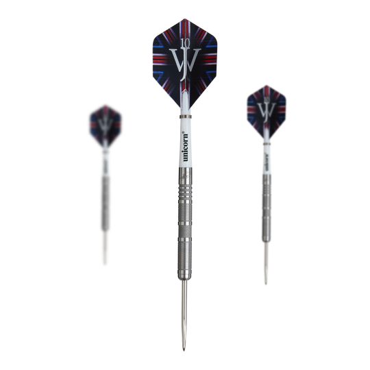Unicorn James Wade The Machine Range Phase 4 Steeldarts Das Bild zeigt drei Steeldarts aus der "Unicorn James Wade The Machine Range Phase 4" Serie. Die Darts haben silberne Spitzen und auffällige Flights mit einem weißen "JW"-Logo.